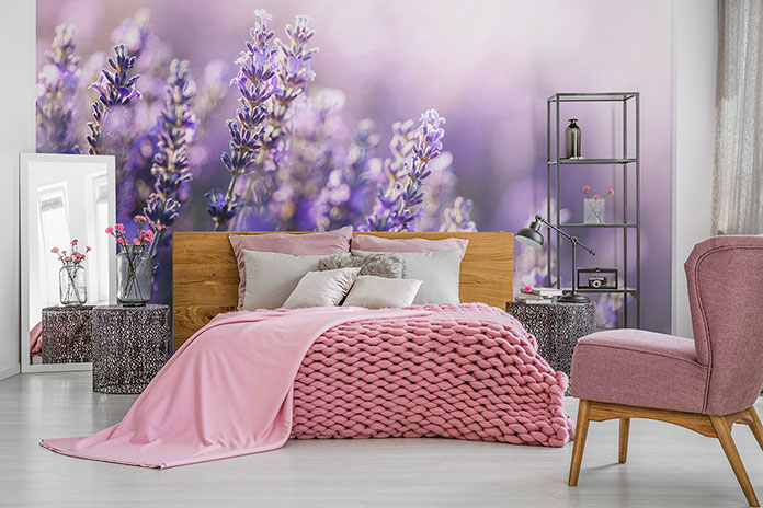 Romantyczna sypialnia usłana kwiatami