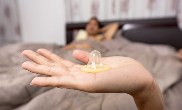 Kto w związku powinien kupować prezerwatywy?