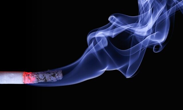 Czy nikotyna powoduje zakola?